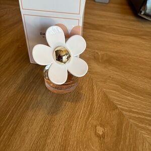 Marc Jacobs Daisy Love Eau de Toilette - White and Gold Floral Design